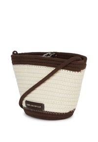 Kudottu pyöreä käsilaukku kerma- ja ruskeassa värissä, jossa on ruskea palmikkohihna ja hopeanvärinen vetoketju logotarralla.