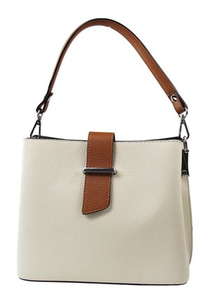 Sac à main en cuir beige à texture granuleuse avec une bandoulière en accent brun. Présente une forme rectangulaire et un détail de fermoir en métal argenté. Bandoulière ajustable.