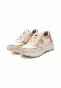 Zapatillas beige con ante y cuero suave, con lengüeta acolchada, cordones texturizados y detalles de cremallera metálica. Suela de goma.