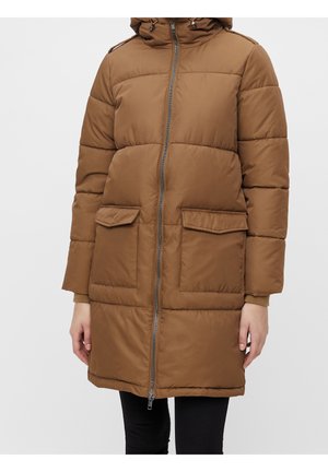 Manteau d'hiver long matelassé marron avec fermeture éclair sur le devant, deux poches à rabat et une capuche, porté sur un pantalon noir.