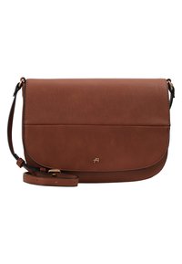 Hnědá kožená crossbody taška s klopou, která má zlatý logový akcent, štíhlý popruh a hladkou texturu.