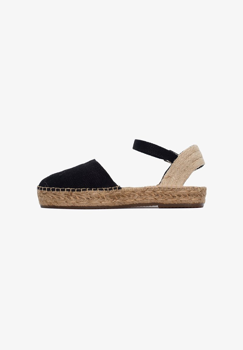 Czarne espadryle na płaskiej podeszwie z plecionego juty, z konstrukcją typu slingback oraz elastycznym paskiem zapewniającym dobre dopasowanie. Gładka faktura, minimalistyczne detale.
