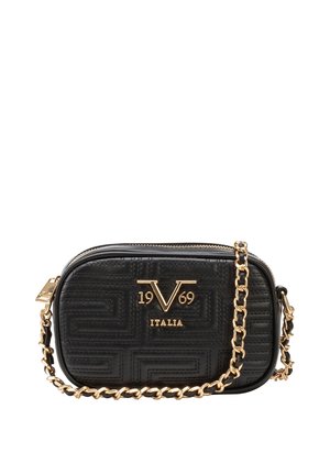 Zwarte gewatteerde leren crossbodytas met gouden kettingriem en gouden "19V69 ITALIA" logo aan de voorkant, ritssluiting aan de bovenkant.