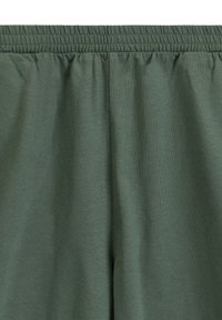 Zielone szorty z elastycznym pasem, wykonane z miękkiego, lekkiego materiału. Posiadają marszczony pas i gładką fakturę bez widocznych szwów.