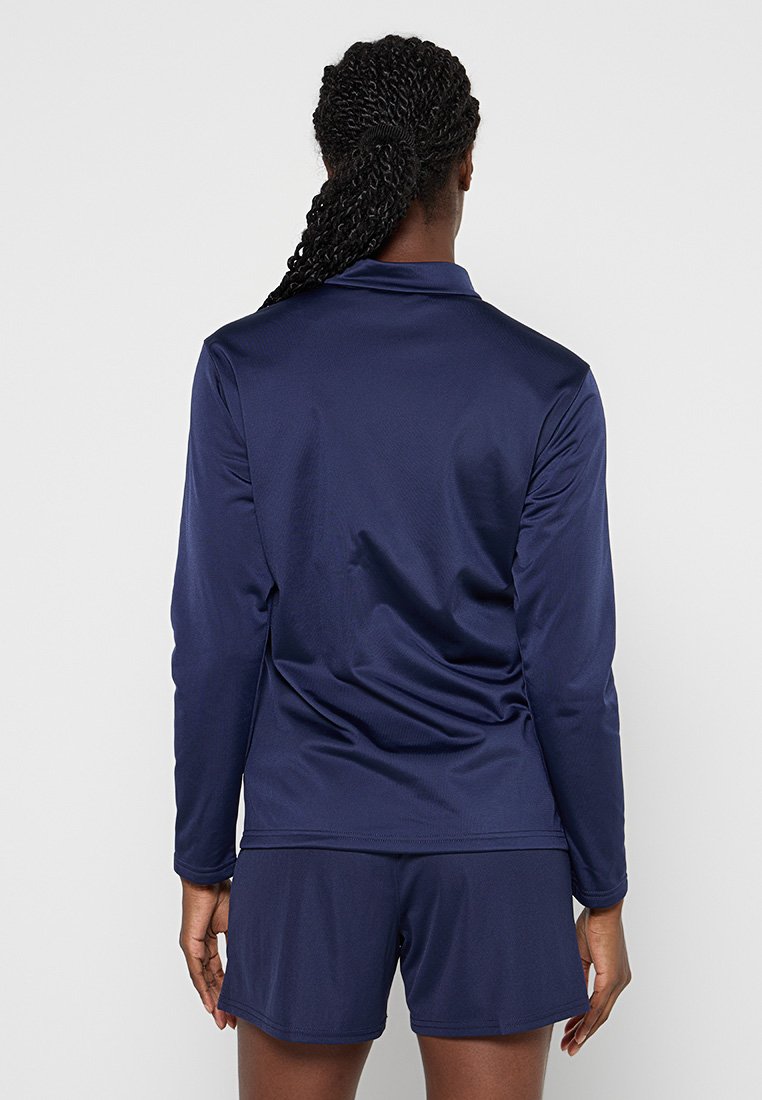 Camiseta deportiva de color azul marino con mangas largas y cuello, fabricada con una tela suave y que absorbe la humedad. Combinada con pantalones cortos a juego.