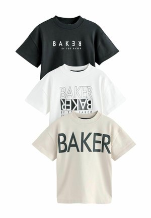 Tres camisetas de manga corta: negra con texto blanco, blanca con un diseño gráfico y beige claro con texto grande en gris. Todas son de tejido suave.
