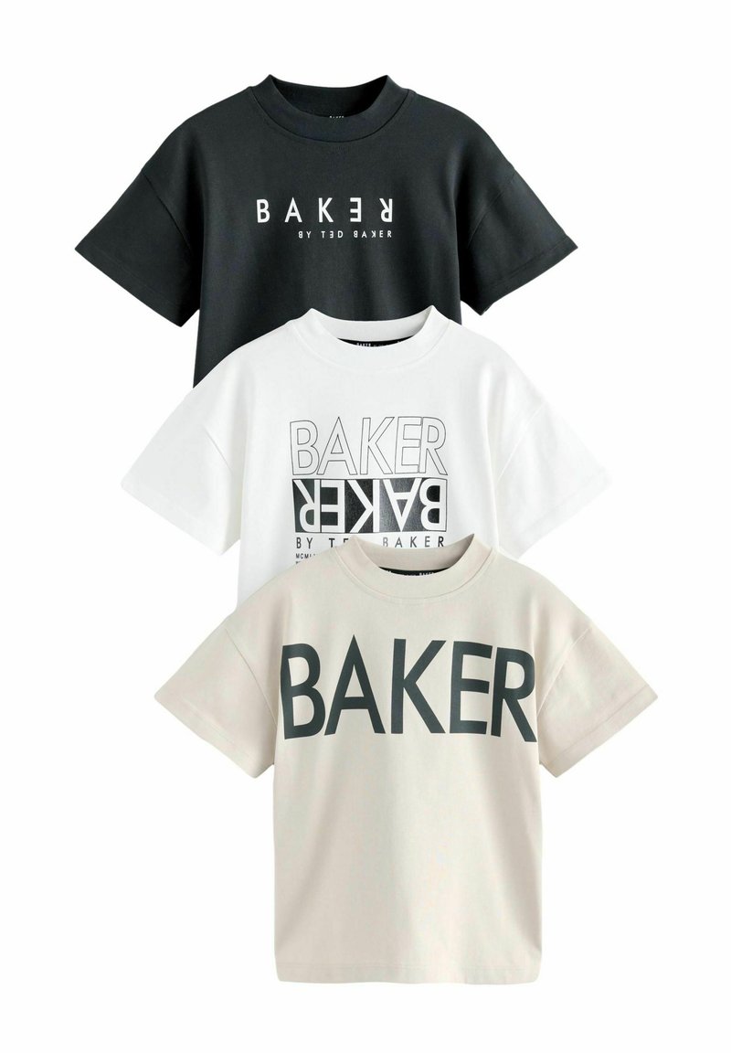 Tres camisetas de manga corta: negra con texto blanco, blanca con un diseño gráfico y beige claro con texto grande en gris. Todas son de tejido suave.