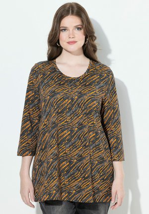 T-shirt noir avec un motif abstrait orange et gris, décolleté rond et manches trois-quarts, fabriqué en tissu léger.
