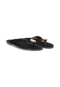 Chanclas negras de cuero y tela, con suela plana, tiras finas y un acento metálico en la parte frontal.
