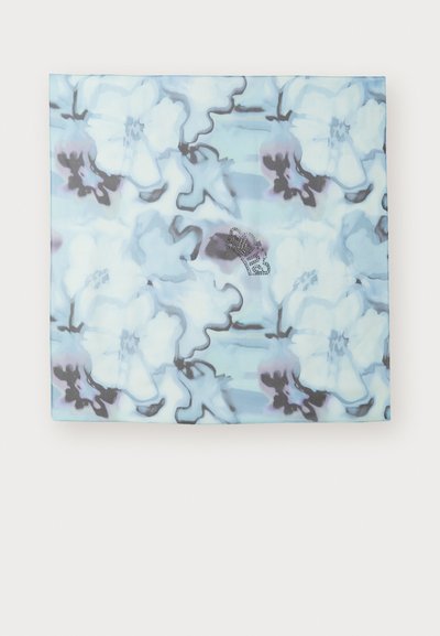 Lichtblauwe sjaal met een bloemenpatroon in witte en paarse tinten, met een klein zilveren accentdetail. Zachte, gladde textuur.