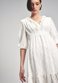 adL RUFFLED NECK - Freizeitkleid - white