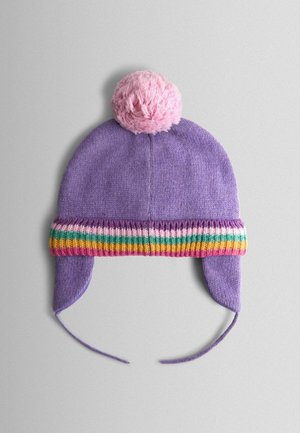 Violetinė megzta kepurė su rožiniu pom-pomu, turinti daugiaspalvį dryžuotą juostą ir ausų skydelius. Minkšta tekstūra ir ryškios spalvos.