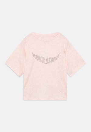 T-shirt de manga curta em rosa claro, com um corte descontraído, apresentando um gráfico "PEACE LOVE" acentuado com strass e motivos de asas. Textura suave.