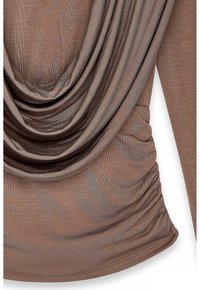 Haut à manches longues en tissu brun muted avec un col drapé, présentant une texture froncée sur les côtés et une finition lisse.