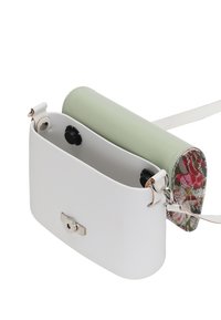 Weißes Leder-Crossbody-Bag mit einem abgerundeten grünen Deckel, floralen Mustern an der Seite und einem silbernen Verschluss. Verfügt über einen verstellbaren Riemen und Innentaschen.