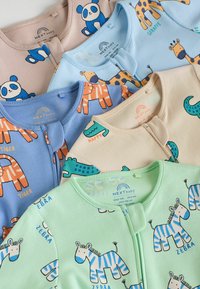 Quattro tutine per neonati in colori pastello: beige, blu, verde e azzurro. Ognuna presenta stampe di animali e un morbido tessuto di cotone.