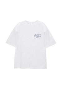 T-shirt gris à manches courtes en tissu doux. Présente un texte brodé bleu "Game of Hearts" sur la zone gauche de la poitrine.