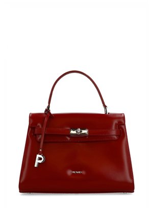 Rote Lederhandtasche mit Tragegriff oben, silbernem Verschluss und einem silbernen "P"-Anhänger, der am Riemen hängt.