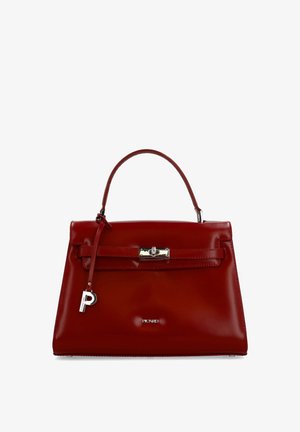Sac à main en cuir rouge avec poignée supérieure, fermeture à boucle argentée et un charm en forme de "P" argenté suspendu à la bandoulière.