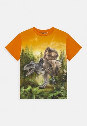 Pomarańczowy t-shirt z krótkim rękawem z dwoma realistycznymi dinozaurami chodzącymi przez zielony las pod żółto-pomarańczowym niebem.