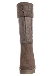 Bota marrón de ante hasta la rodilla con un respaldo de cuero texturizado y un suave puño de piel sintética en la parte superior, punta redondeada y suela plana de goma.