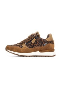 Zapatillas de ante marrón con un diseño de leopardo, acentos negros, cordones redondos y una suela blanca gruesa con agarre texturizado.