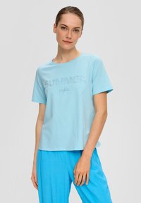 Camiseta casual azul claro hecha de algodón suave, con cuello redondo, mangas cortas y texto decorativo "noches de VERANO" en una fuente divertida.