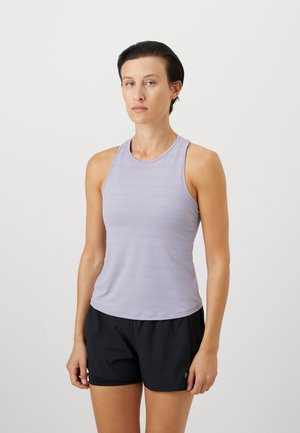 Ermeløs, lyse lavendel trenings-tanker med horisontale striper, kombinert med svarte shorts. Glatt tekstur og tettsittende design.
