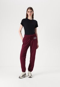 Gap Tall HERITAGE JOGGER - Verryttelyhousut - ruby wine