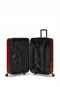 Maleta rígida roja con cuatro ruedas, asa extensible e interior abierto que muestra un forro de tela negra con correas y un bolsillo de malla.