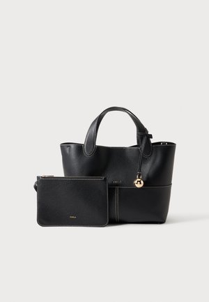 Sac à main en cuir noir avec des poignées supérieures et une pochette assortie zippée, tous deux dotés de coutures discrètes et de logos dorés de la marque.