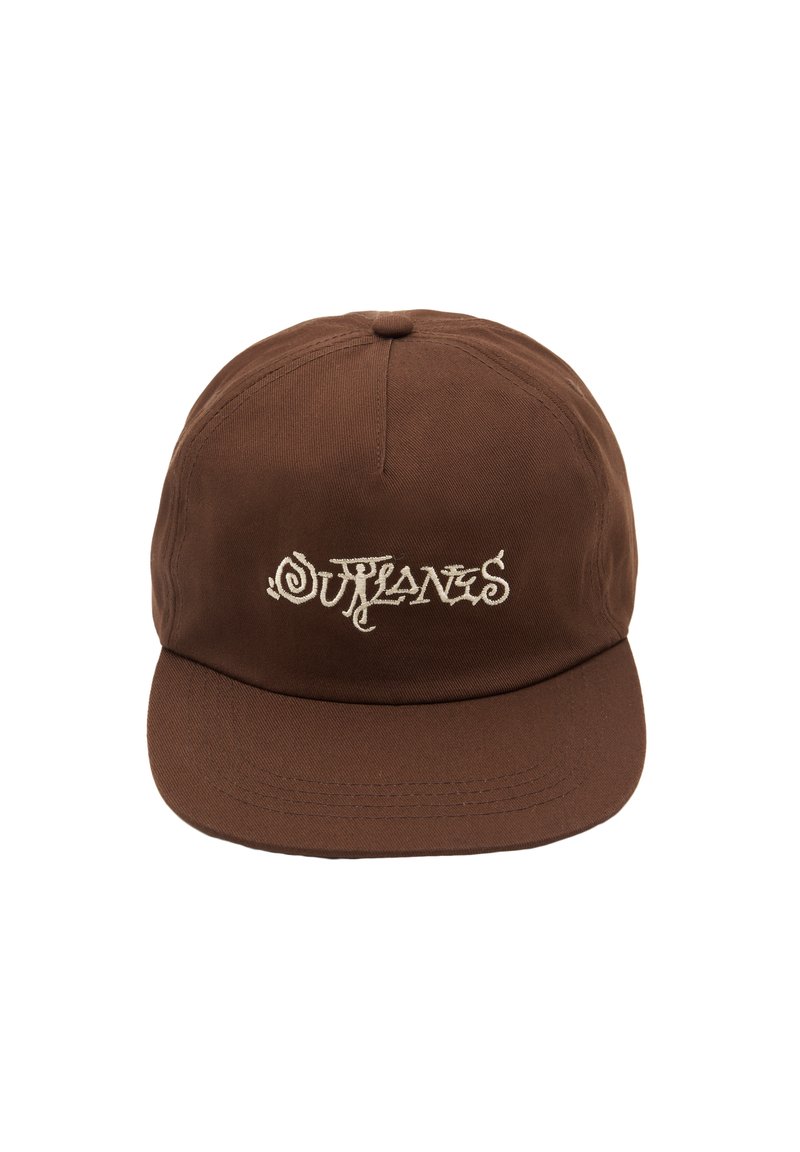 Brun baseballkeps med justerbar skärm. Har broderad text "OUTLANES" i krämfärg på framsidan, tillverkad av ett mjukt bomullstyg.
