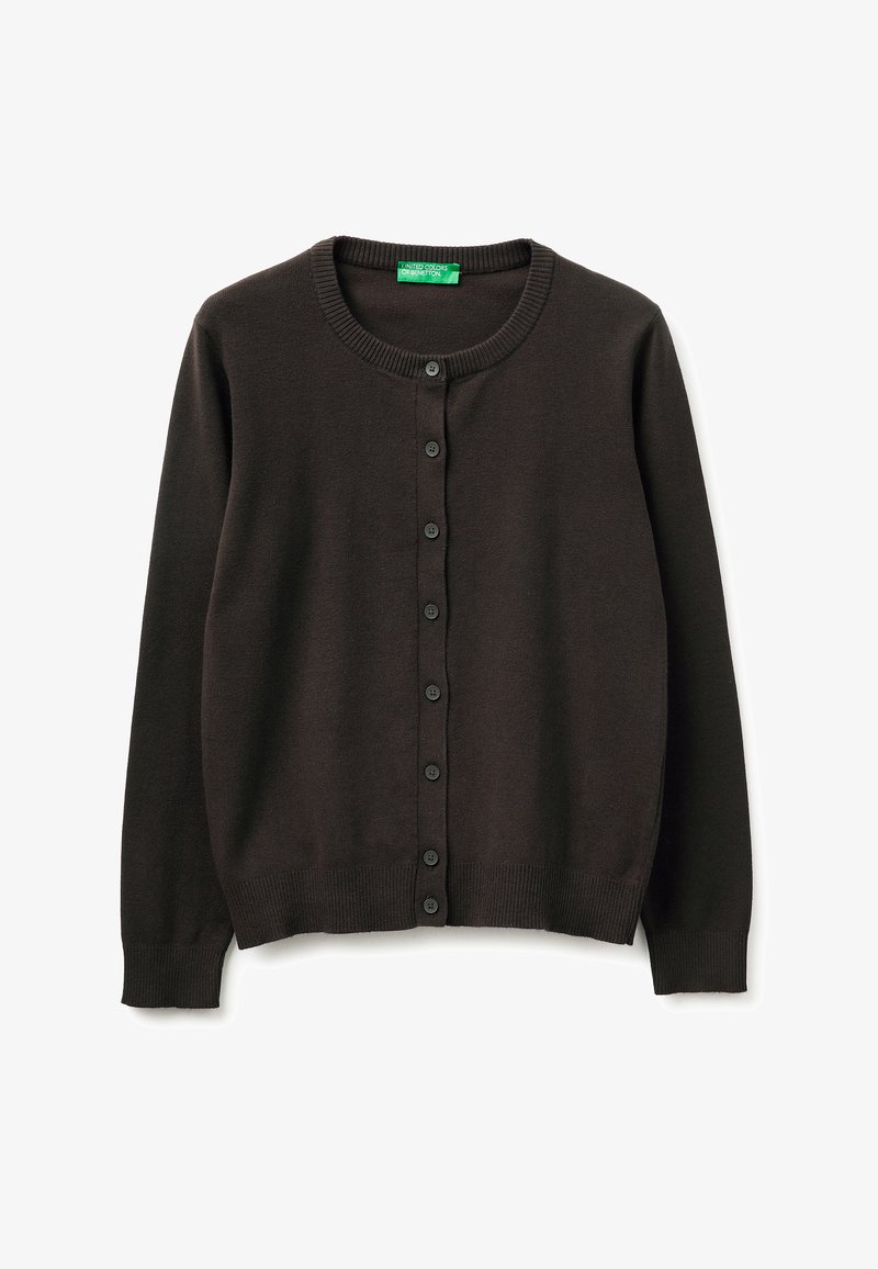 Cárdigan de manga larga de color marrón oscuro con botones, puños y dobladillo acanalados, cuello redondo y etiqueta verde de United Colors of Benetton en el interior del cuello.
