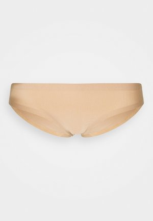 Culotte de bikini beige sans couture avec une texture lisse, un design taille basse et une couverture minimale. Caractéristiques : tissu doux et ceinture élastique.