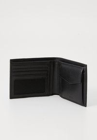 Portafoglio bifold in pelle nera aperto per mostrare gli scomparti per carte, la finestra trasparente per l'ID e la tasca per monete con pattina.