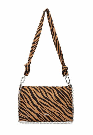 Sac à bandoulière rayé tigre marron et noir avec une chaîne et une sangle en tissu noué, présentant une texture lisse et une forme rectangulaire.