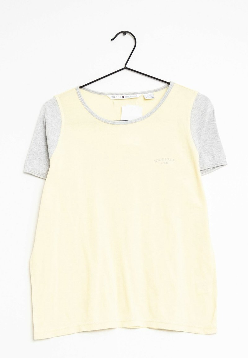 Kortärmad skjorta med en gul kropp och grå ärmar, med rund halslinning och en liten logodetalj nära fållen.