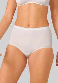Inserto alto in cotone bianco con una texture liscia, cintura elastica ondulata e un piccolo marchio sulla parte anteriore.