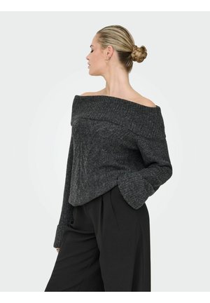 Sweter w kolorze ciemnoszarym, wykonany na drutach, z dekoltem hiszpańskim, prążkowaną fakturą i długimi rękawami, zestawiony z czarnymi spodniami.