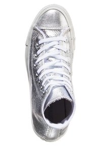 Stříbrné vysoké tenisky s metalickou koženou texturou, bílé tkaničky a gumová podrážka. Obsahují zaoblenou špičku a nízký střih kolem kotníku.