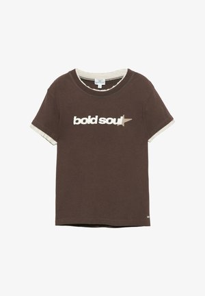 Braunes Baumwoll-T-Shirt mit Rundhalsausschnitt, das weißen "bold soul"-Text und rüschige cremefarbene Akzente am Ausschnitt und den Ärmeln aufweist.