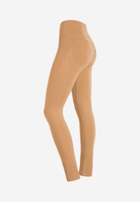 Leggings beige con vita alta, texture liscia e design aderente. Presenta dettagli di cucitura e un retro sagomato per la forma.