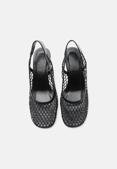 Mustad slingback kingad kuusnurkse võrgumustriga ja kandilise nina kujundusega, nahast sisevooder brändinimega.