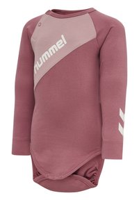 Långärmad babybodysuit i mauve och ljusrosa, med ett diagonalt mönster, tryckknapps-stängning och logotypdetaljer. Tillverkad av mjukt tyg.