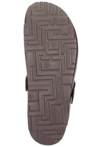 Braune Gummisandalensohle mit einem strukturierten Zickzackmuster und spiralförmigen Akzenten, die Langlebigkeit und Rutschfestigkeit darstellen.