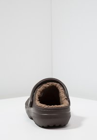 Crocs CLASSIC LINED - Tamancos - espresso/walnut