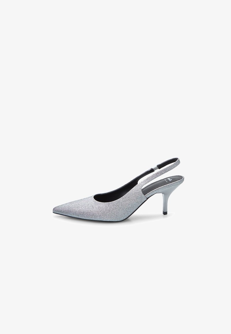 Chaussure à talon haut en argent pailleté, design à bout pointu, avec un talon mince et des découpes sur les côtés.