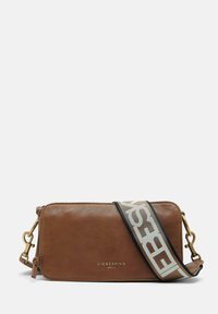 Borsa a tracolla in pelle marrone con una chiusura in metallo dorato e una tracolla regolabile decorata con un motivo che presenta il nome del marchio.