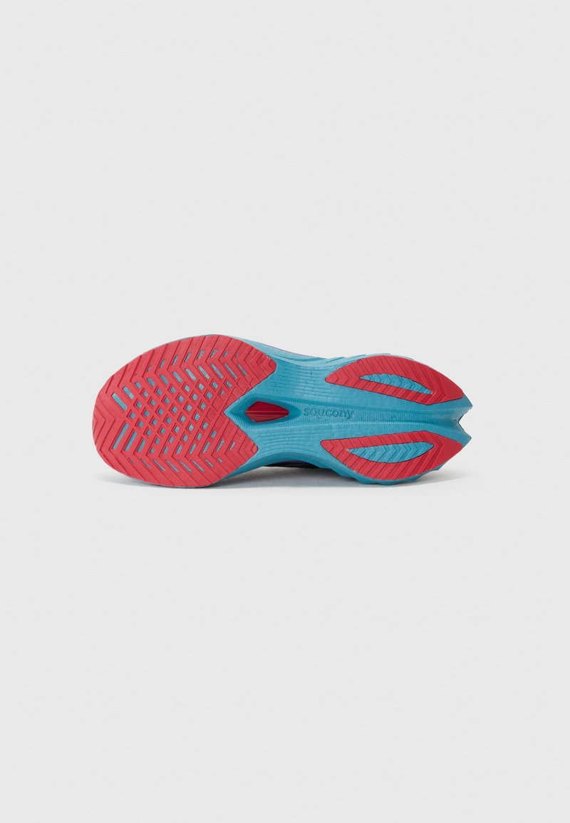 Suela de zapatilla de running con parte superior azul y suela texturizada roja que presenta surcos de tracción con patrón y un corte central para mayor flexibilidad.