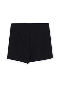 Pantaloni corti neri a vita alta con un design sartoriale, caratterizzati da pieghe sul davanti e una texture tessuta liscia.